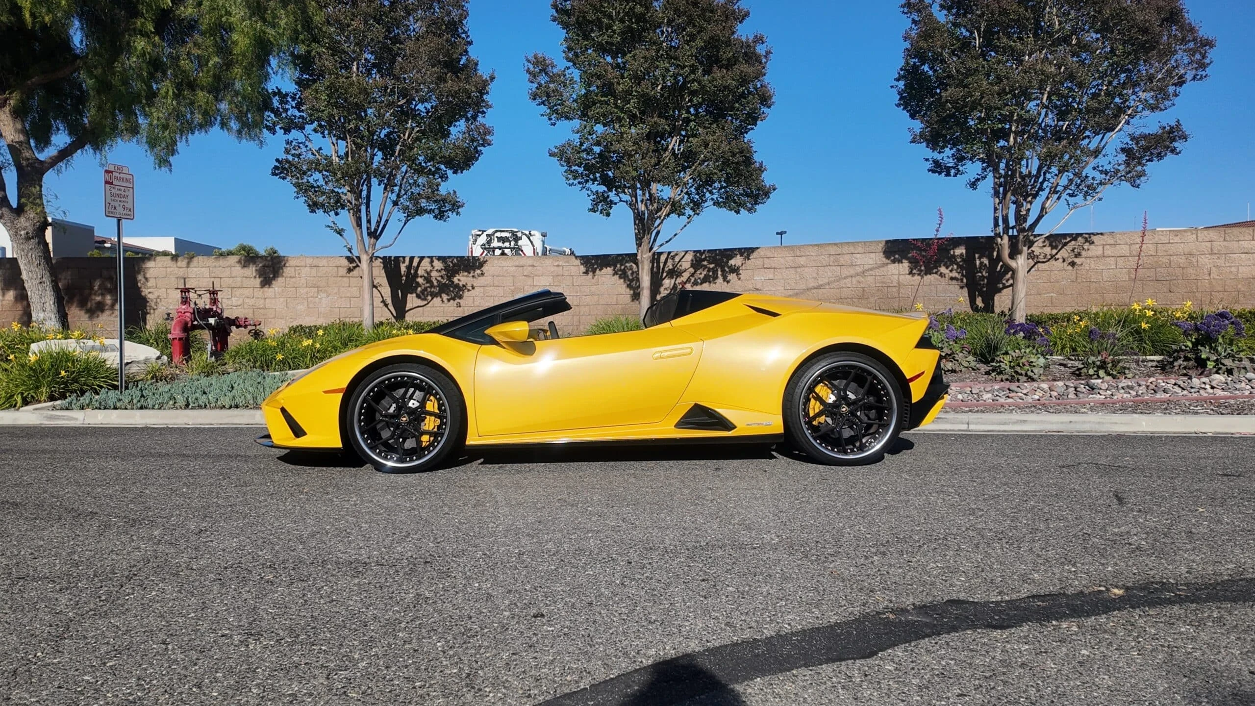 Lamborghini Huracán EVO Spyder detail relevant to birthday exotic car rentals on THE LUX CAR