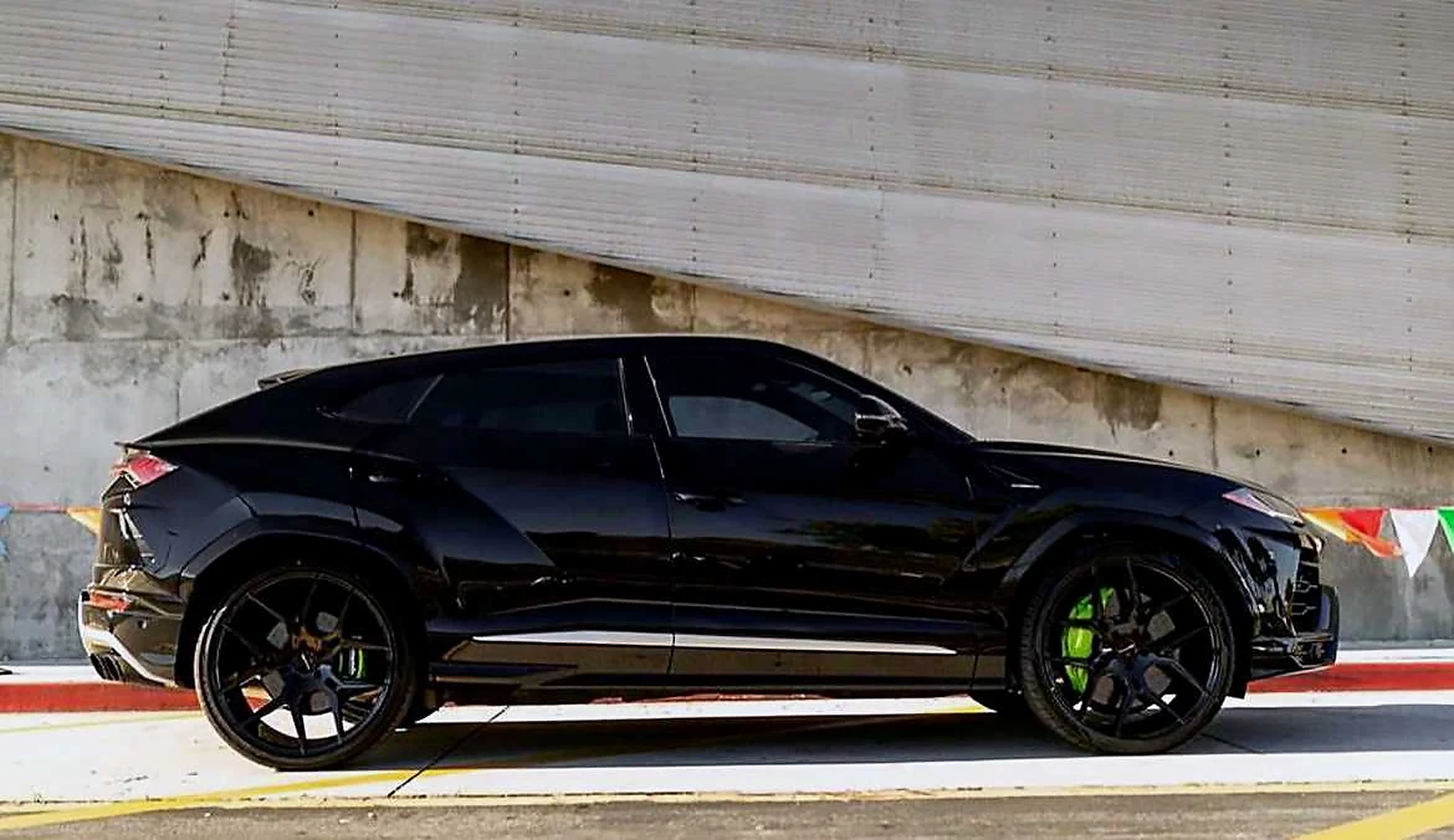 Lamborghini Urus exterior for yacht & marina delivery