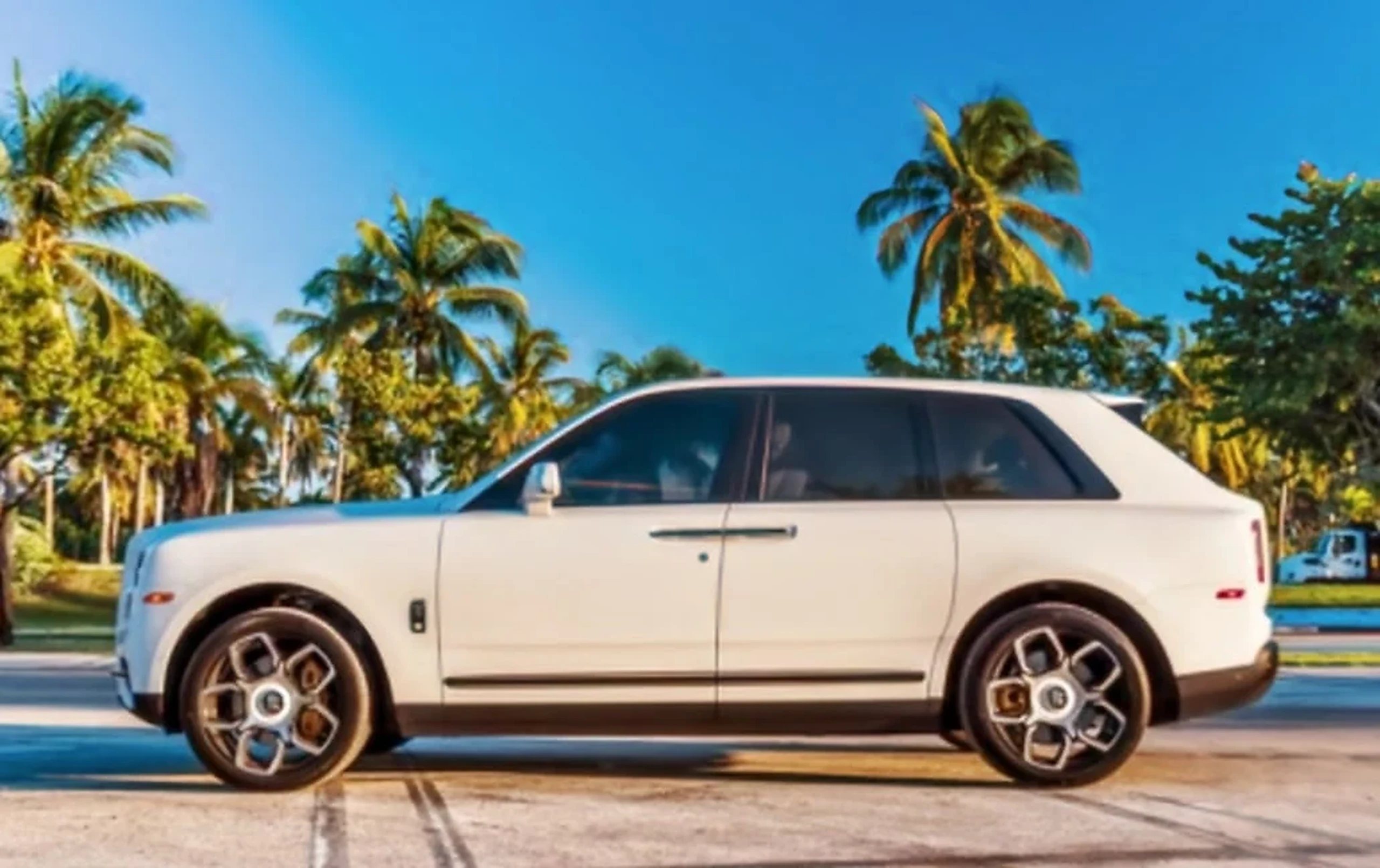 Rolls-Royce Cullinan Black Badge photographed for the THE LUX CAR disclosure guide