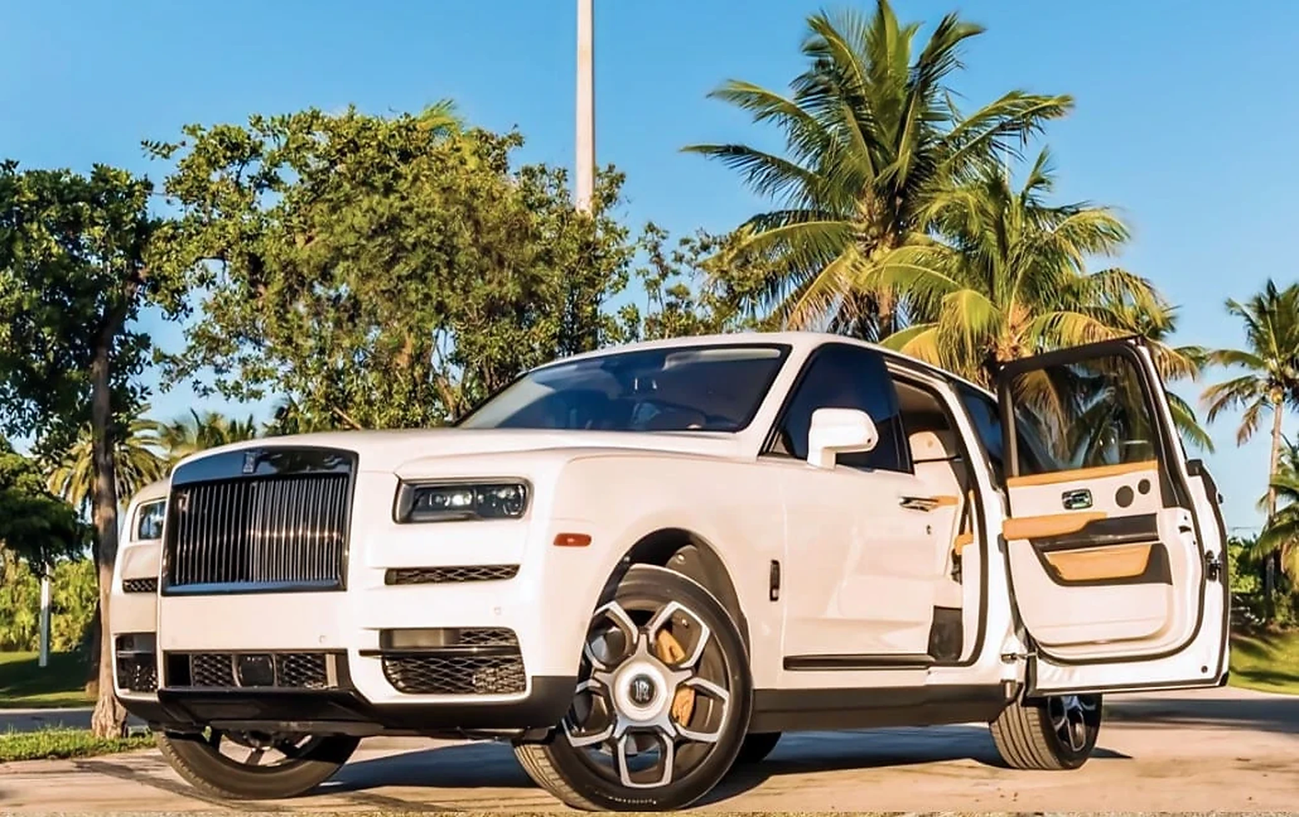 Rolls-Royce Cullinan Black Badge photographed for the THE LUX CAR method guide